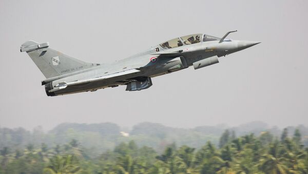 Французский истребитель Rafale во время показательных полетов на авиасалоне Aero India-2015 в Бангалоре, Индия. Архивное фото. Французский истребитель Rafale во время показательных полетов на авиасалоне Aero India-2015 в Бангалоре, Индия. Архивное фото.