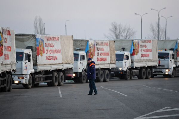 Грузовые автомобили с российской гуманитарной помощью для жителей Донбасса на КПП Донецк Грузовые автомобили с российской гуманитарной помощью для жителей Донбасса на КПП Донецк