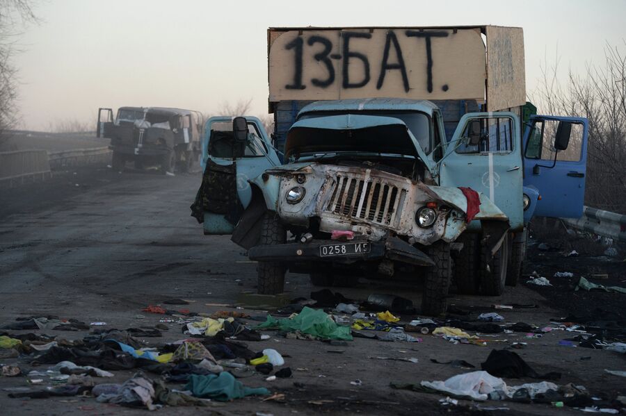 Сгоревшая военная техника украинских военных на одной из улиц Дебальцево Сгоревшая военная техника украинских военных на одной из улиц Дебальцево