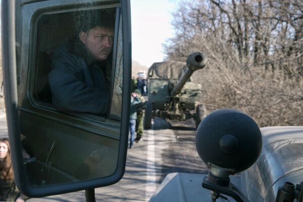 Отвод колонны тяжелой военной техники из Донецка Отвод колонны тяжелой военной техники из Донецка