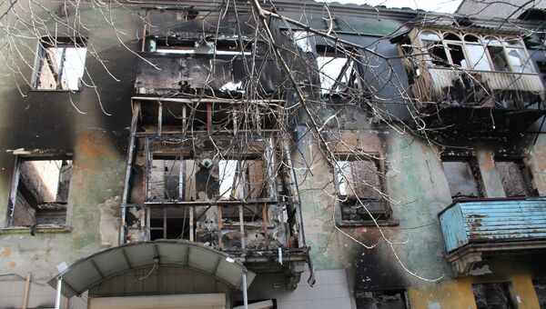 Разрушенный в результате обстрелов жилой многоквартирный дом в городе Дебальцево Разрушенный в результате обстрелов жилой многоквартирный дом в городе Дебальцево