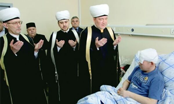 Муфтий Гайнутдин награждает полковника Султангабиева высшей наградой мусульман Муфтий Гайнутдин награждает полковника Султангабиева высшей наградой мусульман