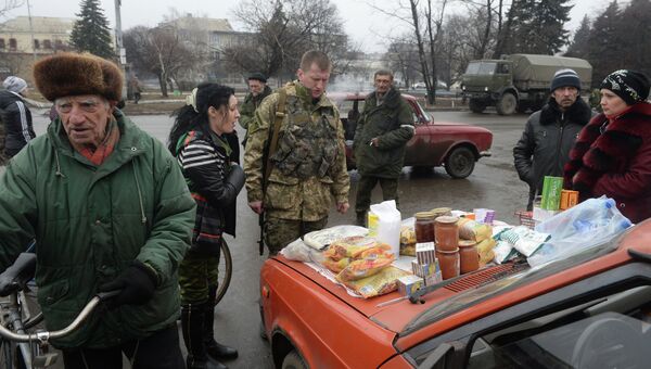 Уличная торговля продуктами в центре города Дебальцево. Архивное фото Уличная торговля продуктами в центре города Дебальцево. Архивное фото