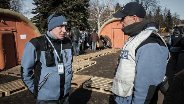 Наблюдатели ОБСЕ в центре Дебальцево. Архивное фото Наблюдатели ОБСЕ в центре Дебальцево. Архивное фото