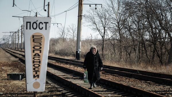 Женщина идет по железнодорожным путям. Архивное фото Женщина идет по железнодорожным путям. Архивное фото