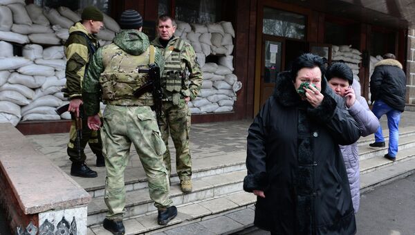 Взрыв на шахте Засядько. Близкие шахтеров возле шахты. Архивное фото Взрыв на шахте Засядько. Близкие шахтеров возле шахты. Архивное фото
