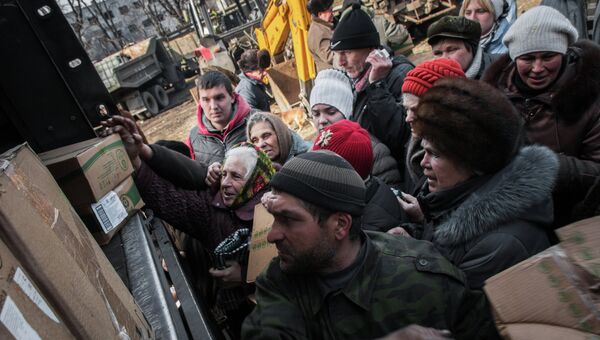 Жители Дебальцево получают гуманитарную помощь от ополченцев Донецкой народной республики (ДНР). Архивное фото Жители Дебальцево получают гуманитарную помощь от ополченцев Донецкой народной республики (ДНР). Архивное фото