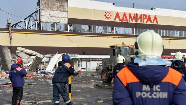 Сотрудники МЧС РФ во время разбора завалов на месте пожара в казанском торговом центре Адмирал. Архивное фото Сотрудники МЧС РФ во время разбора завалов на месте пожара в казанском торговом центре Адмирал. Архивное фото
