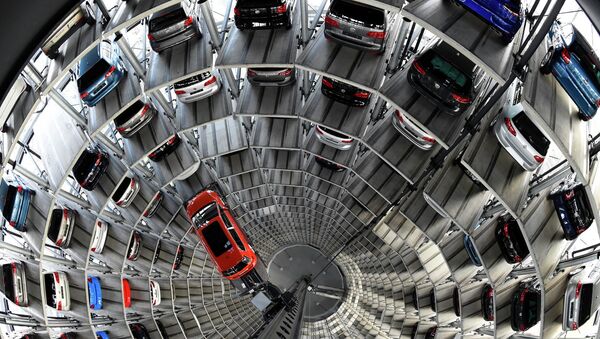 Многоуровневая парковка на заводе Volkswagen в Вольфсбурге, Германия. Архивное фото Многоуровневая парковка на заводе Volkswagen в Вольфсбурге, Германия. Архивное фото