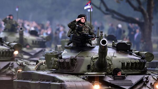 Сербский военнослужащий во время парада, архивное фото Сербский военнослужащий во время парада, архивное фото