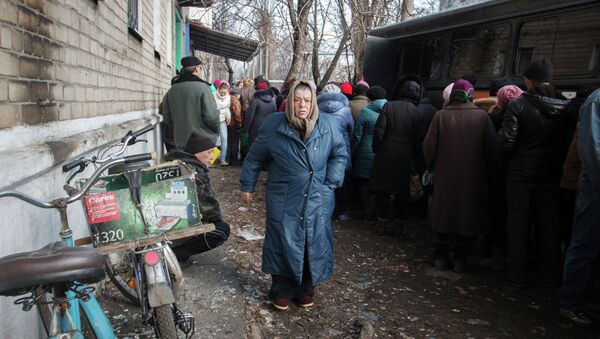 Раздача продуктов питания в Дебальцево. Архивное фото Раздача продуктов питания в Дебальцево. Архивное фото