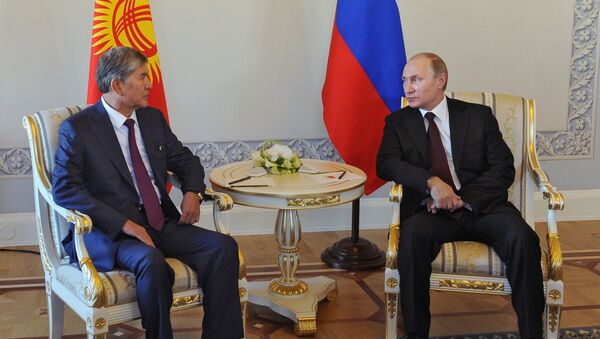 Президент РФ В.Путин встретился с главой Киргизии А.Атамбаевым в Стрельне Президент РФ В.Путин встретился с главой Киргизии А.Атамбаевым в Стрельне