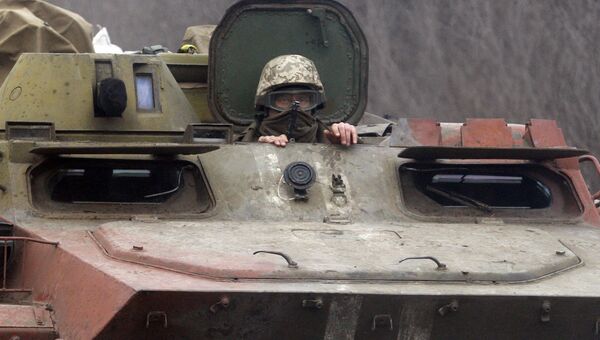 Украинский военный на бронемашине. Архивное фото Украинский военный на бронемашине. Архивное фото