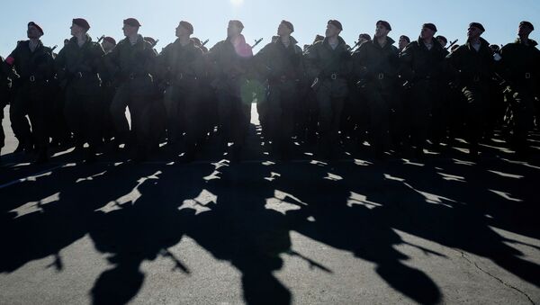 Военнослужащие Отдельной дивизии оперативного назначения им. Дзержинского внутренних войск МВД России. Архивное фото Военнослужащие Отдельной дивизии оперативного назначения им. Дзержинского внутренних войск МВД России. Архивное фото
