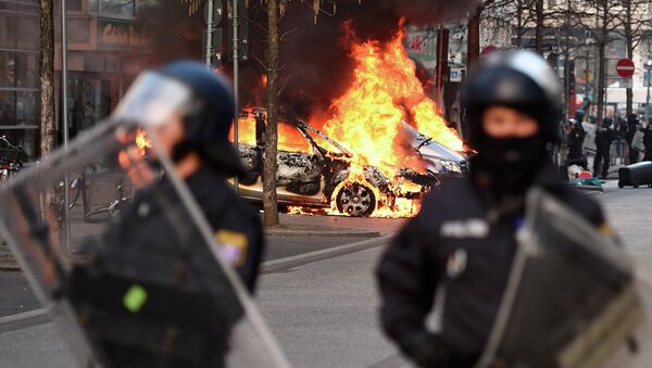 Полиция во время беспорядков на улицах Франкфурта-на-Майне Полиция во время беспорядков на улицах Франкфурта-на-Майне
