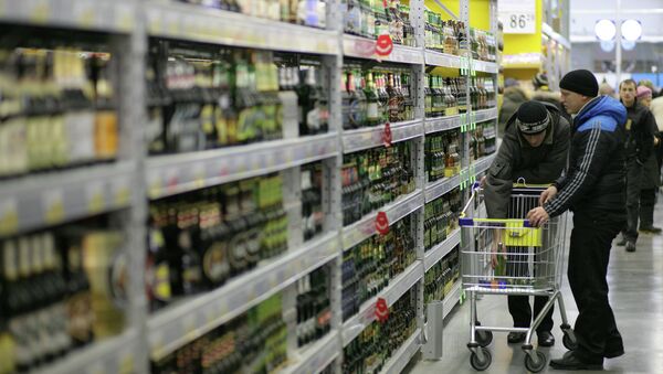 Покупатели выбирают алкогольную продукцию. Архивное фото Покупатели выбирают алкогольную продукцию. Архивное фото