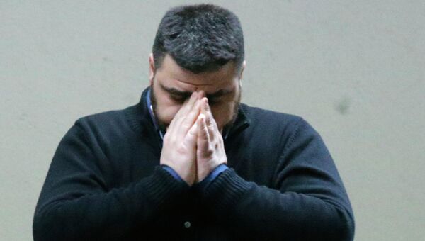 Мужчина, предположительно ожидающий прибытие рейса из Барселоны в аэропорту Дюссельдорфа Мужчина, предположительно ожидающий прибытие рейса из Барселоны в аэропорту Дюссельдорфа