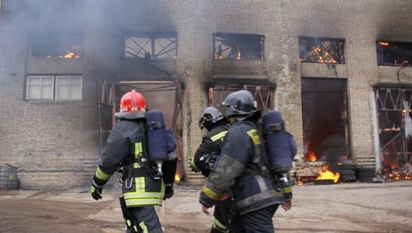 Сотрудники МЧС на месте пожара в производственном здании в Калининском районе Санкт-Петербурга. 31 марта 2015 Сотрудники МЧС на месте пожара в производственном здании в Калининском районе Санкт-Петербурга. 31 марта 2015