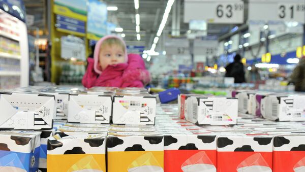 Отдел молочной продукции в продуктовом магазине. Архивное фото Отдел молочной продукции в продуктовом магазине. Архивное фото