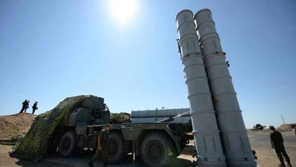 Военнослужащий у зенитно-ракетной системы С-300ПС. Архивное фото Военнослужащий у зенитно-ракетной системы С-300ПС. Архивное фото