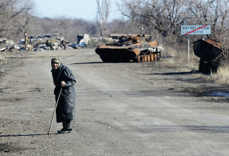 Сгоревшая военная техника на дороге из Углегорска в Дебальцево Сгоревшая военная техника на дороге из Углегорска в Дебальцево
