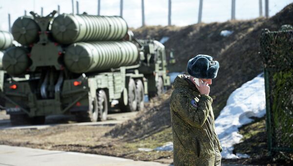 Военнослужащий во время несения боевого дежурства зенитными ракетными дивизионами. Архивное фото Военнослужащий во время несения боевого дежурства зенитными ракетными дивизионами. Архивное фото