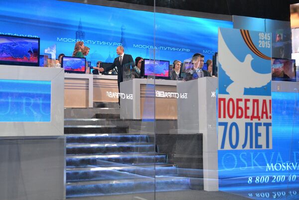 Президент России Владимир Путин (в центре) перед началом прямого эфира ежегодной специальной программы Прямая линия с Владимиром Путиным Президент России Владимир Путин (в центре) перед началом прямого эфира ежегодной специальной программы Прямая линия с Владимиром Путиным