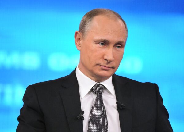 Президент России Владимир Путин отвечает на вопросы россиян в ежегодной специальной программе Прямая линия с Владимиром Путиным Президент России Владимир Путин отвечает на вопросы россиян в ежегодной специальной программе Прямая линия с Владимиром Путиным