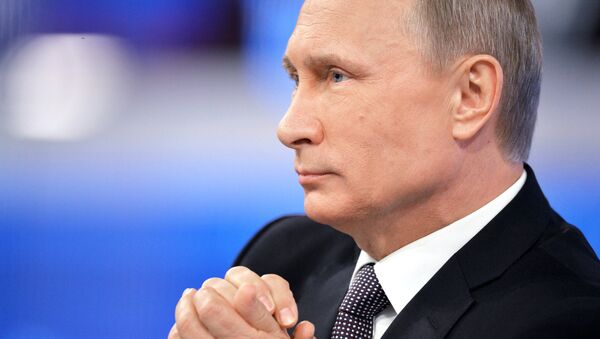 Президент России Владимир Путин в основной студии московского Гостиного двора во время ежегодной специальной программы Прямая линия с Владимиром Путиным Президент России Владимир Путин в основной студии московского Гостиного двора во время ежегодной специальной программы Прямая линия с Владимиром Путиным