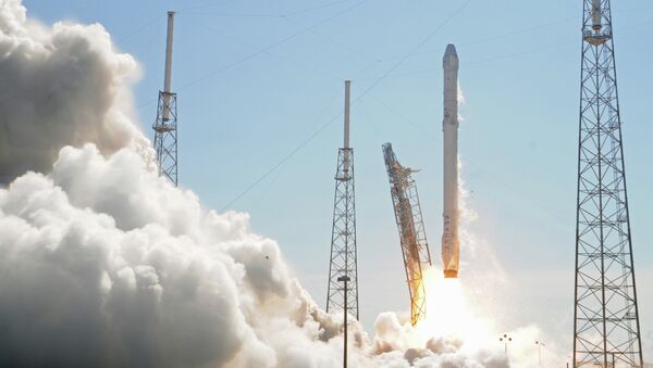 Старт ракеты SpaceX Falcon 9 с мыса Канаверал. Архивное фото Старт ракеты SpaceX Falcon 9 с мыса Канаверал. Архивное фото