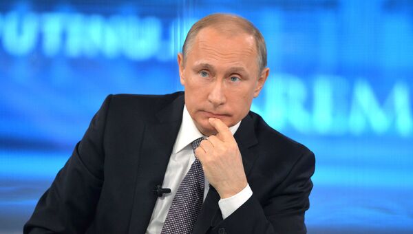 Президент России Владимир Путин в основной студии московского Гостиного двора во время ежегодной специальной программы Прямая линия с Владимиром Путиным Президент России Владимир Путин в основной студии московского Гостиного двора во время ежегодной специальной программы Прямая линия с Владимиром Путиным