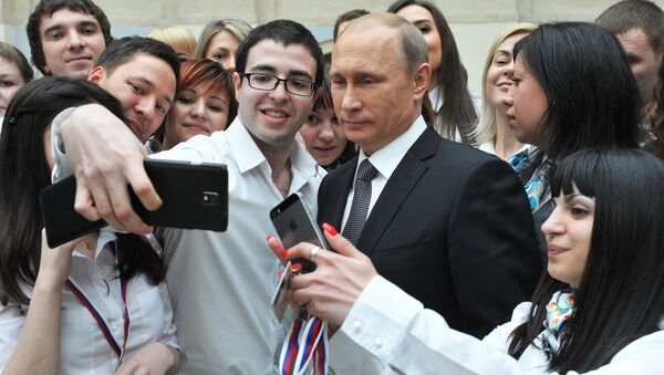 Президент России Владимир Путин с сотрудниками единого центра обработки сообщений Президент России Владимир Путин с сотрудниками единого центра обработки сообщений