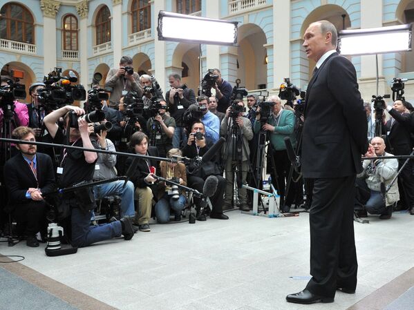 Президент России Владимир Путин отвечает на вопросы журналистов после окончания прямой линии Президент России Владимир Путин отвечает на вопросы журналистов после окончания прямой линии