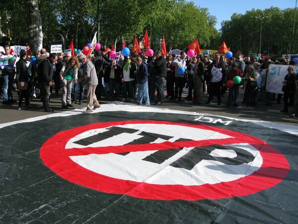 Акции протеста против торгового соглашения США и ЕС в Мадриде Акции протеста против торгового соглашения США и ЕС в Мадриде