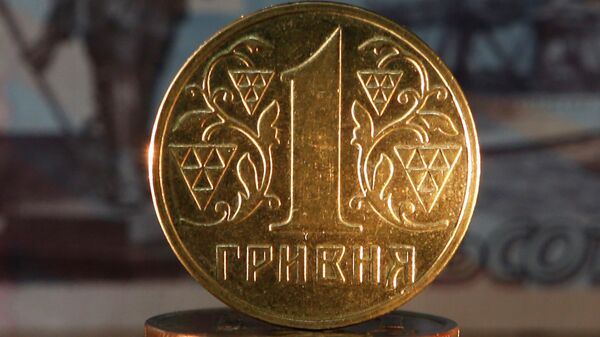 Денежные купюры и монеты России и Украины. Архивное фото Денежные купюры и монеты России и Украины. Архивное фото