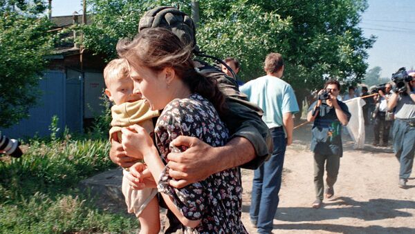 Мать с ребенком после освобождения из буденновской больницы. Архивное фото Мать с ребенком после освобождения из буденновской больницы. Архивное фото