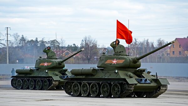 Танки Т-34-85 на полигоне в Алабино во время совместной тренировки пеших и механизированных колонн к Параду Победы Танки Т-34-85 на полигоне в Алабино во время совместной тренировки пеших и механизированных колонн к Параду Победы