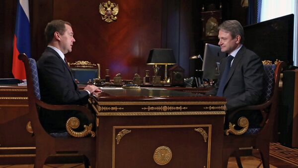 Председатель правительства РФ Дмитрий Медведев (слева) и министр сельского хозяйства РФ Александр Ткачев во время встречи в подмосковной резиденции Горки Председатель правительства РФ Дмитрий Медведев (слева) и министр сельского хозяйства РФ Александр Ткачев во время встречи в подмосковной резиденции Горки