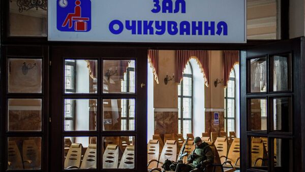 Ополченец ДНР в зале ожидания железнодорожного вокзала в Дебальцево. Архивное фото Ополченец ДНР в зале ожидания железнодорожного вокзала в Дебальцево. Архивное фото