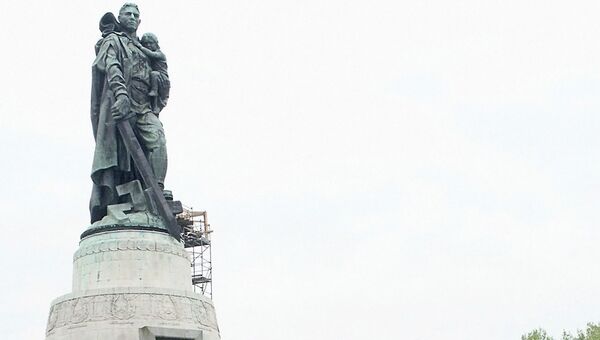 У Мемориала в Трептов парке в Берлине. Архивное фото У Мемориала в Трептов парке в Берлине. Архивное фото