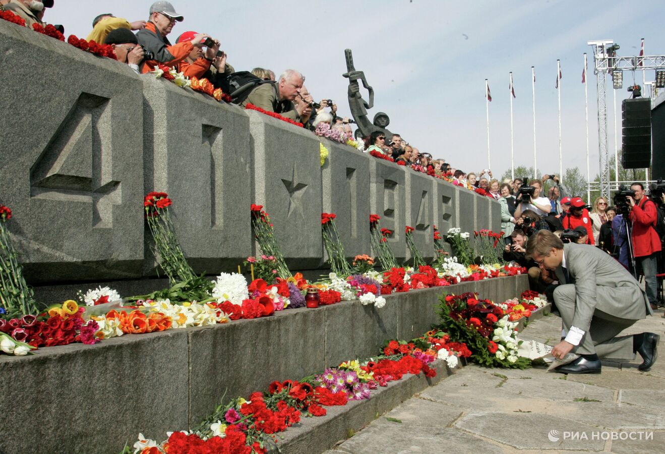 9 мая в латвии. Цветы к памятнику на 9 мая. Рига день Победы. Рига 9 мая. День Победы в Латвии.