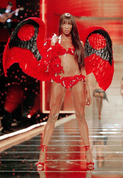 Супермодель Наоми Кэмпбелл на показе Victoria's Secret Супермодель Наоми Кэмпбелл на показе Victoria's Secret