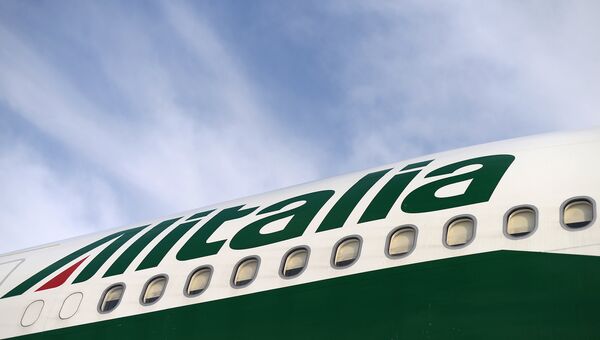 Самолет компании Alitalia. Архивное фото Самолет компании Alitalia. Архивное фото
