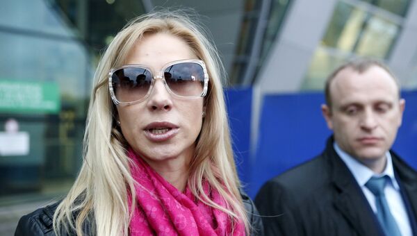Супруга бизнесмена Сергея Полонского Ольга Дерипаско и адвокат Славик Брсоян в аэропорту Домодедово Супруга бизнесмена Сергея Полонского Ольга Дерипаско и адвокат Славик Брсоян в аэропорту Домодедово