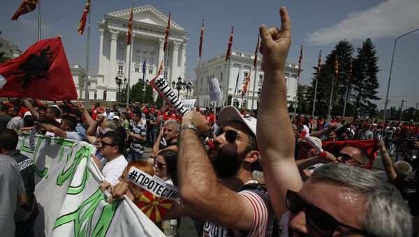 Участники акции протеста в центре Скопье. Архивное фото Участники акции протеста в центре Скопье. Архивное фото