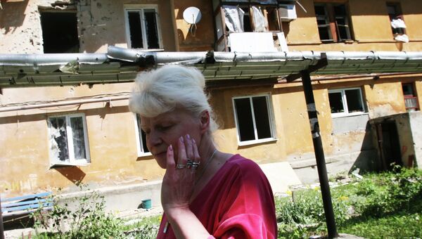 Жительница Донецка у дома, разрушенного в результате обстрела украинскими силовиками. Архивное фото Жительница Донецка у дома, разрушенного в результате обстрела украинскими силовиками. Архивное фото