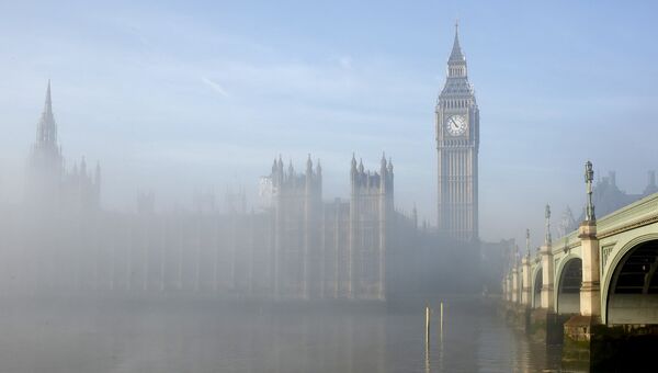 Туман вокруг здания парламента в центре Лондона, Великобритания Туман вокруг здания парламента в центре Лондона, Великобритания