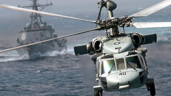 Вертолет MH-60S Knight Hawk и эскадренный миноносец USS Chafee Тихоокеанского флота ВМС США. Архивное фото Вертолет MH-60S Knight Hawk и эскадренный миноносец USS Chafee Тихоокеанского флота ВМС США. Архивное фото