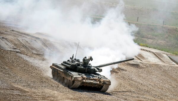 Танк Т-72Б3 во время показа техники в рамках подготовки к международному военно-техническому форуму Армия-2015 Танк Т-72Б3 во время показа техники в рамках подготовки к международному военно-техническому форуму Армия-2015