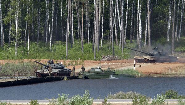 Танки Т-72Б3 во время показа техники в рамках подготовки к международному военно-техническому форуму Армия-2015 Танки Т-72Б3 во время показа техники в рамках подготовки к международному военно-техническому форуму Армия-2015